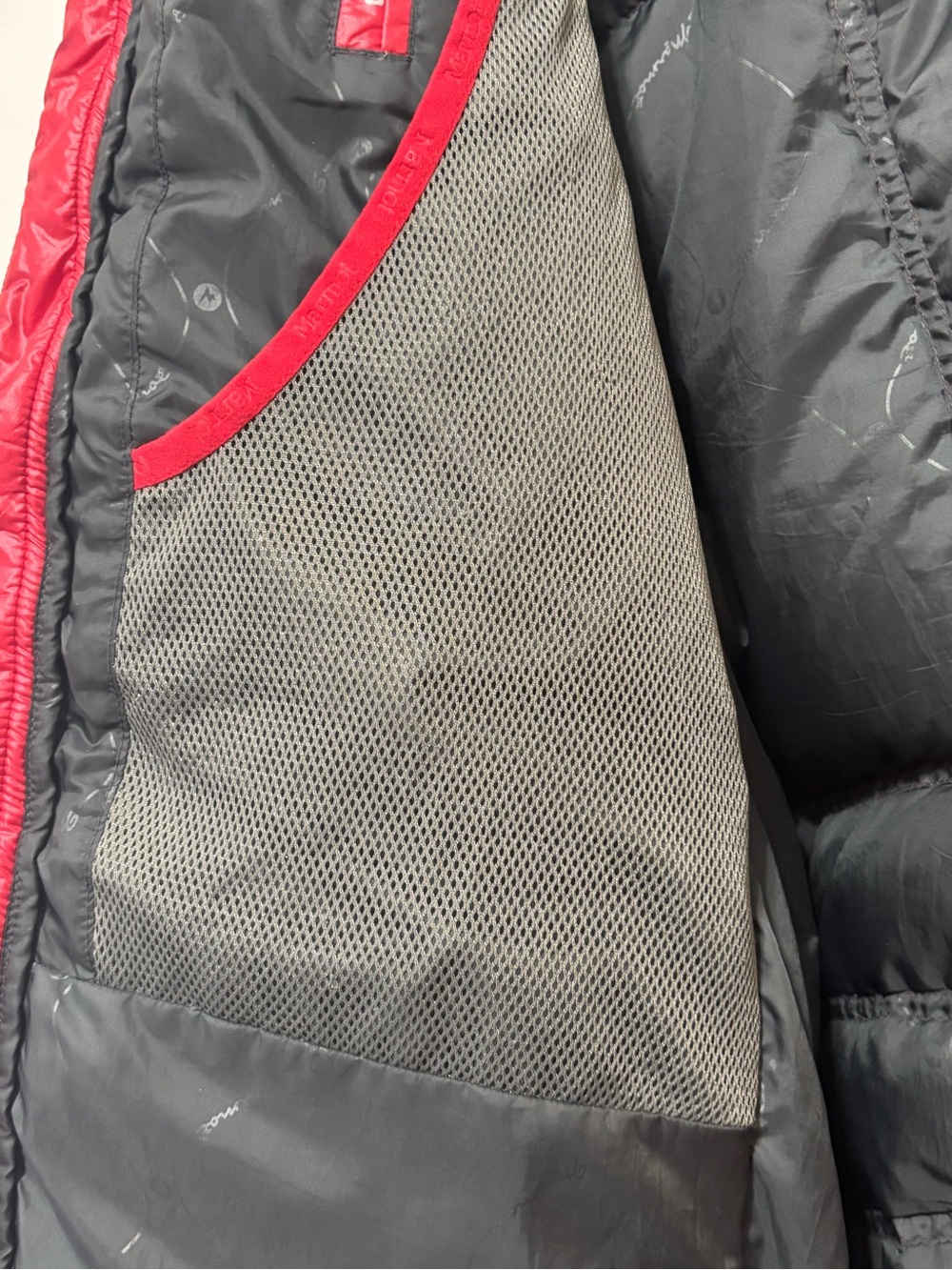 Marmot Women’s Red Hooded Down Puffer Jacket Size Large | Lightweight Winter - Picture 8 of 10